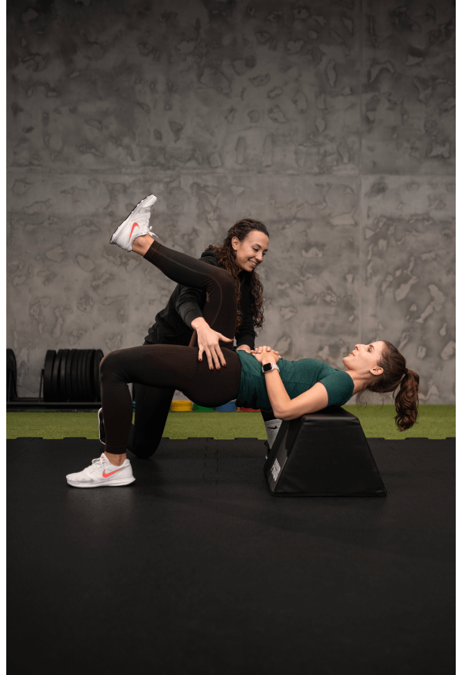 Trener pomagający klientowi